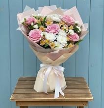 Букет цветов из:  Гвоздики, Орхидеи и Розы в Горячеводском