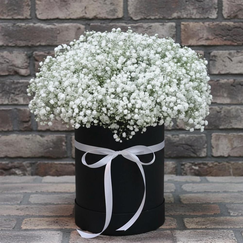 Цветочная композиция из Гипсофила в шляпной коробке в Горячеводском