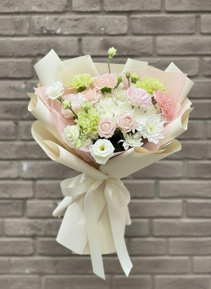 Букет цветов из: Гвоздики, Розы, Лизиантусы и Хризантемы в Горячеводском