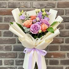 Букет цветов из:  Лизиантусы и Розы в Горячеводском