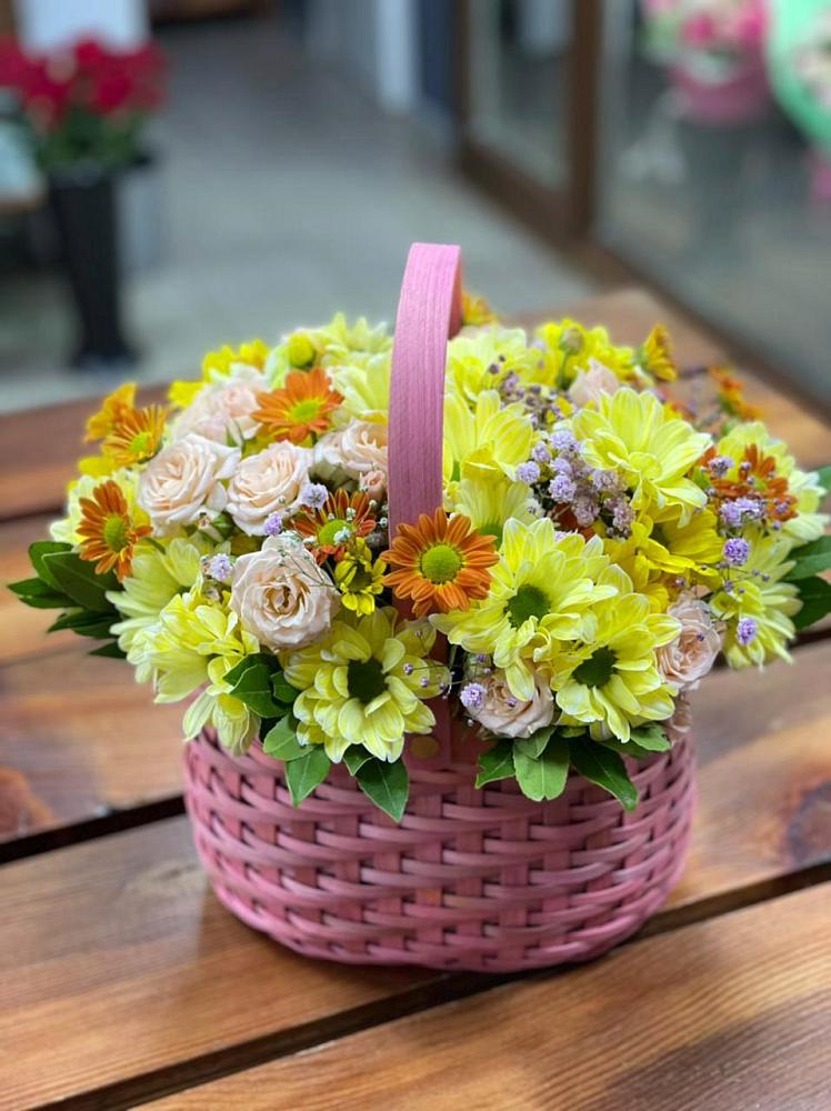 Цветочная композиция из Хризантемы и Розы в корзине в Горячеводском