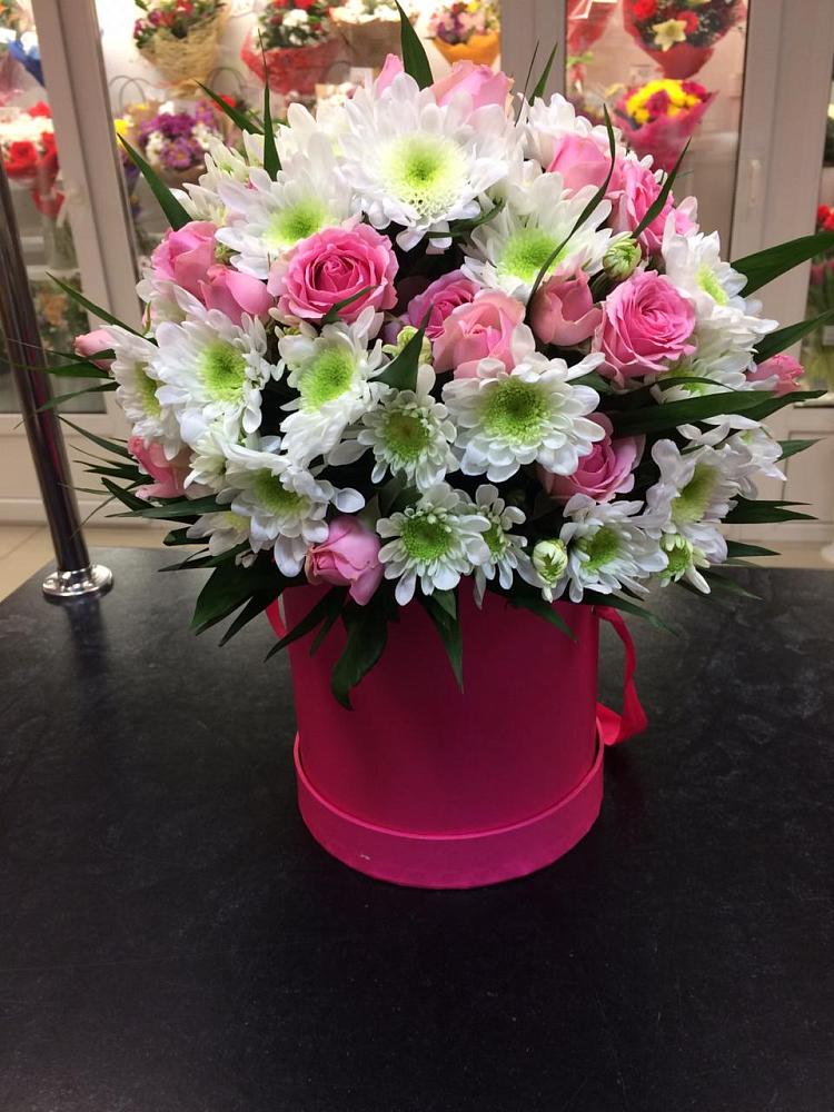 Цветочная композиция из Розы и Хризантемы в шляпной коробке в Горячеводском