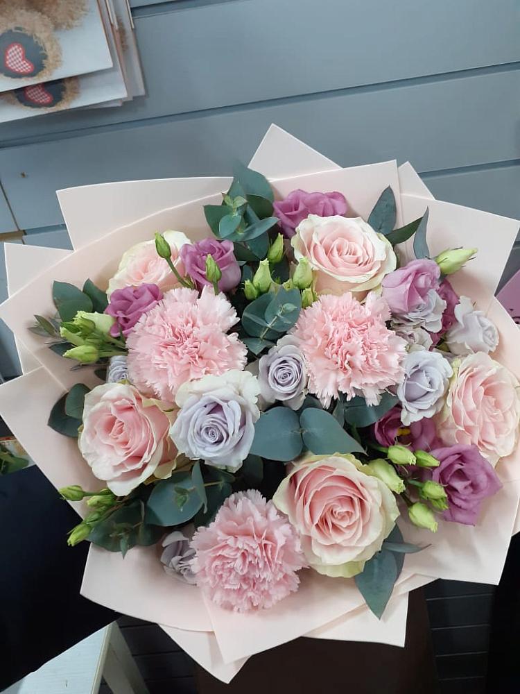 Букет цветов из: Розы, Гвоздики и Лизиантусы в Горячеводском