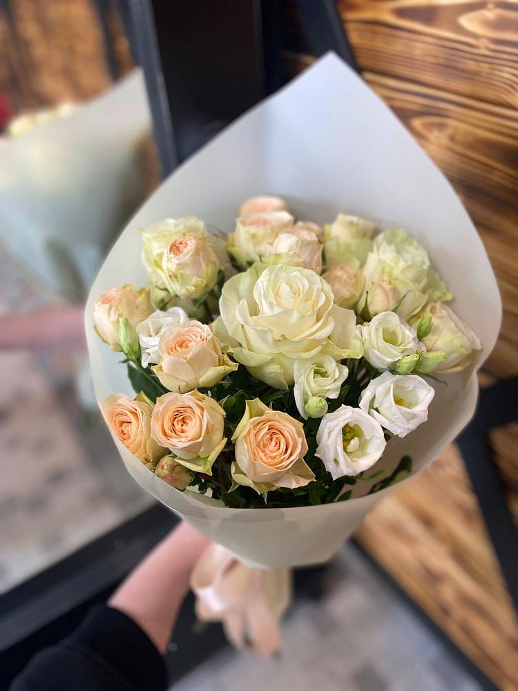 Букет цветов из: Розы и Лизиантусы в Горячеводском